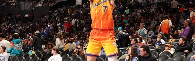 v体育-仅用46场！库里也没实现的79年NBA三分纪录，被19岁克尼佩尔做到|斯蒂芬·库里|76人队|费城76人队|夏洛特黄蜂队|迈尔斯-布里奇斯_新浪体育_新浪新闻