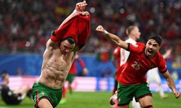 v体育app-“五换”再显神威，淘汰赛静候更多绝平绝杀